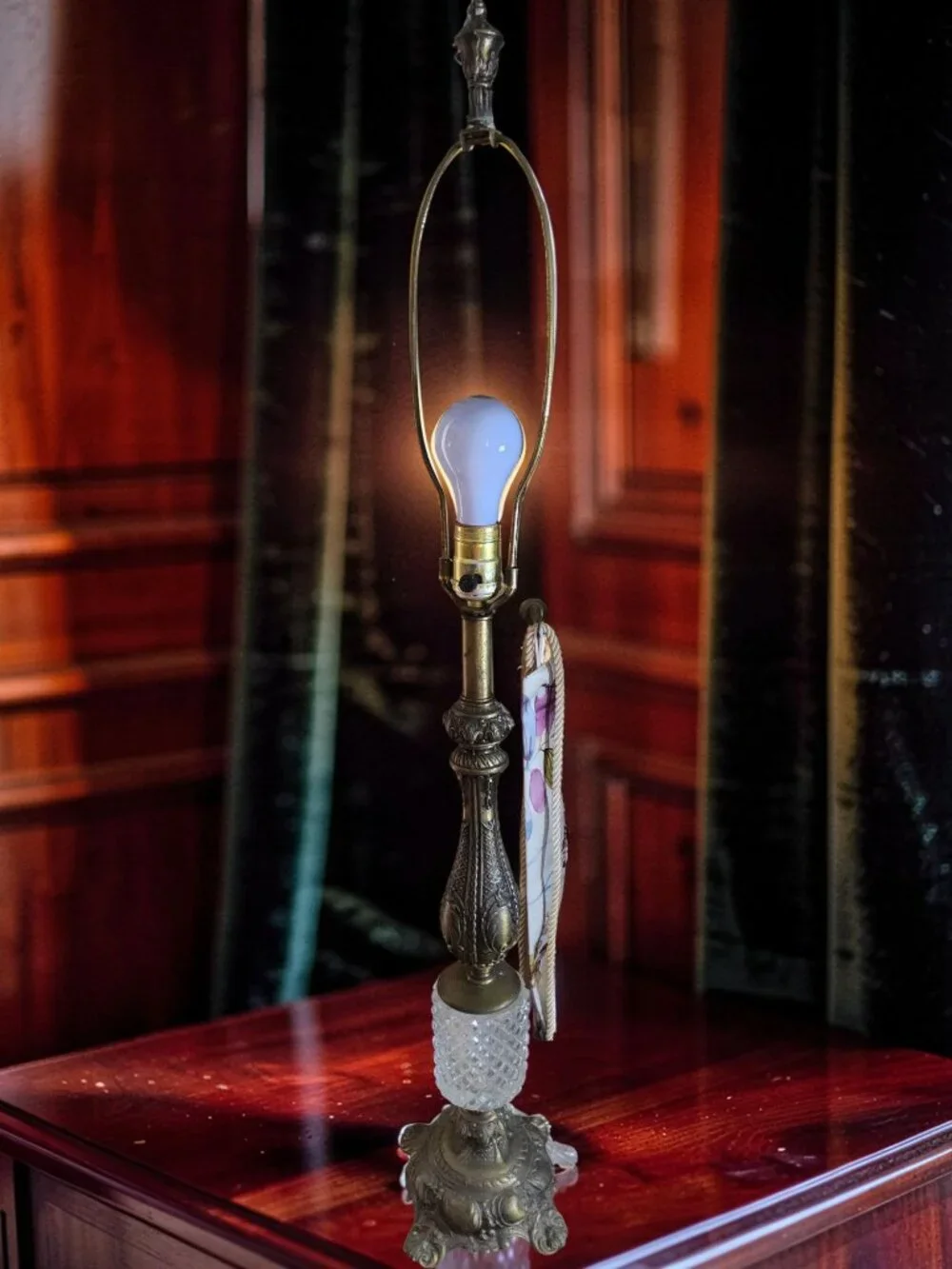 Vintage Cambridge Brass/Glass Scrollwork Base Banquet Table Lamp.